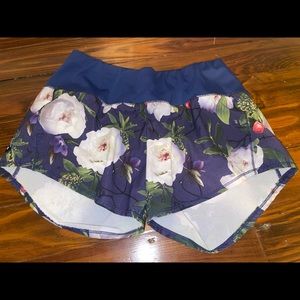 Oiselle Moody Floral Roga running shorts in Grounded sz 2